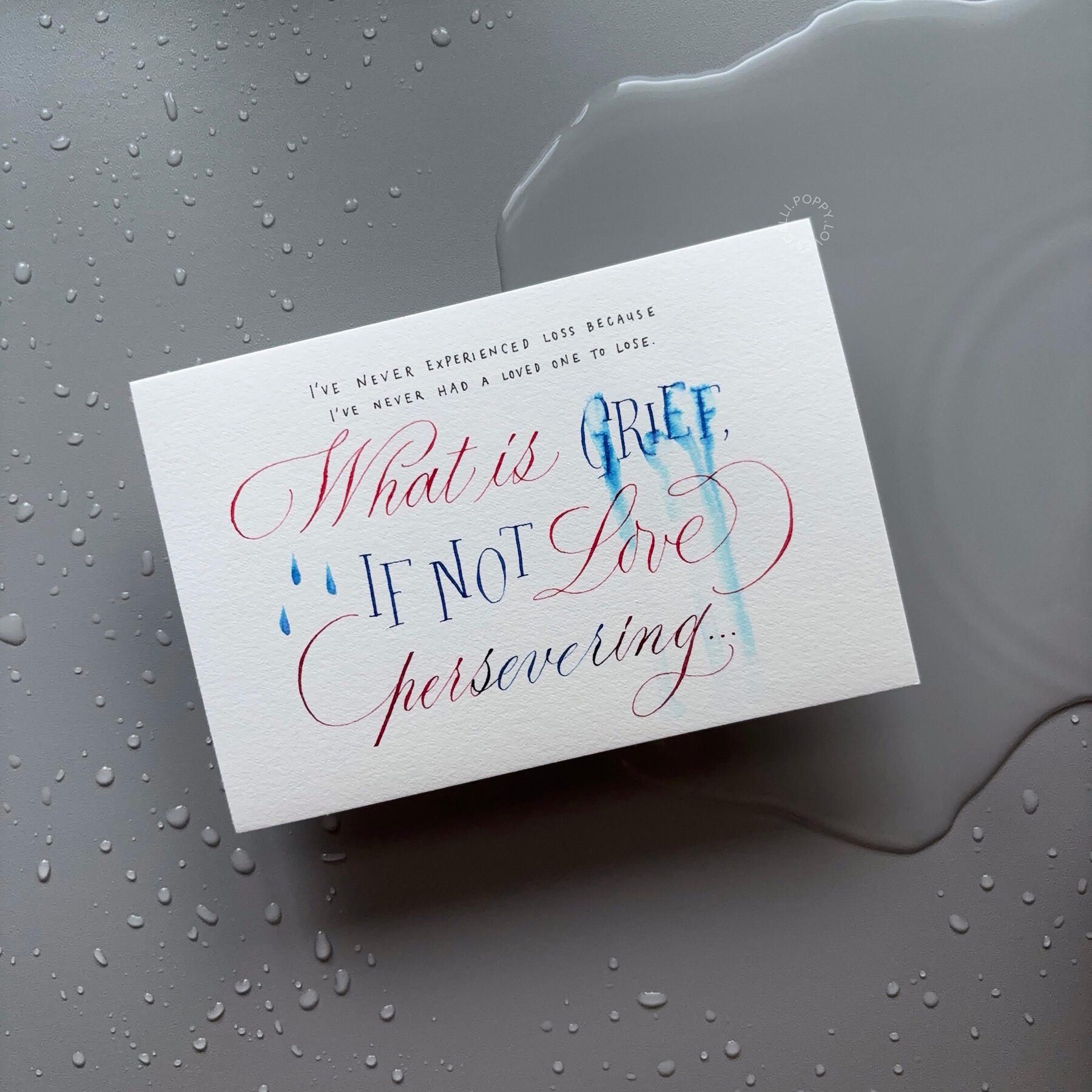 ชิ้นงาน "What is grief, if not love persevering" หรือ "สิ่งใดคือความเศร้า หากไม่ใช่ความรักที่ยังคงอยู่" quote จากมินิซีรีส์ WandaVision (2021) ศิลปินนำมารังสรรค์ด้วยเทคนิค Pointed pen calligraphy จรดหมึกลงบนกระดาษ