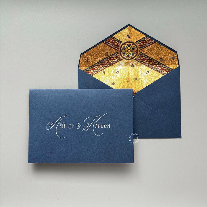 จ่าหน้าซองเป็นภาษาอังกฤษในสไตล์ Calligraphy หมึกสีเงินบนซองสีกรม