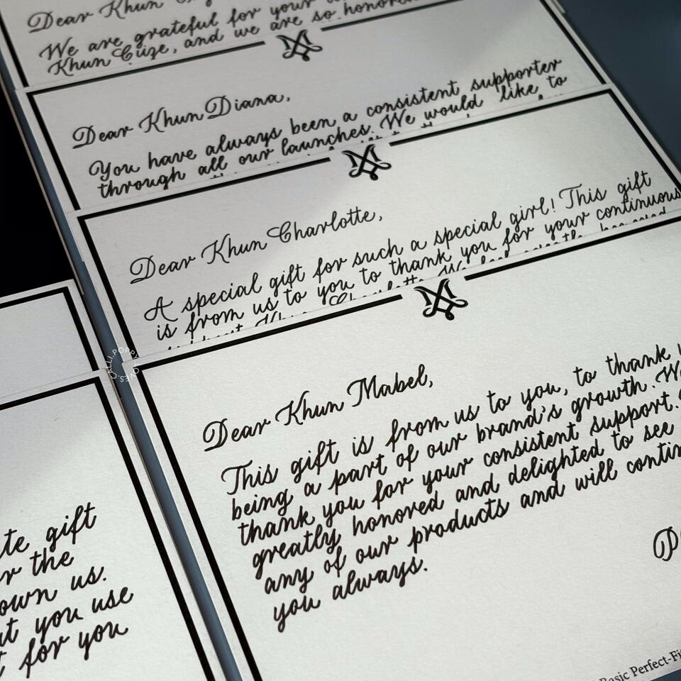 การ์ดข้อความของแบรนด์ MERGE Thailand สำหรับ Influencer/KOL เขียนในสไตล์ Calligraphy ฝีมือ Poppy.Loves.Calli