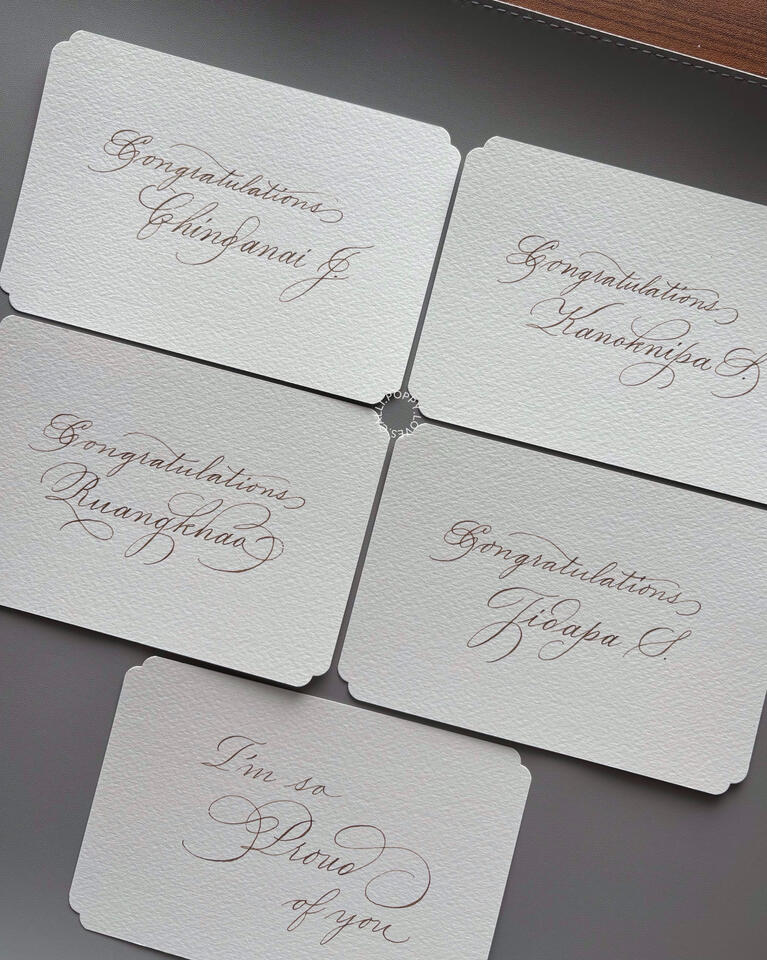การ์ดแสดงความยินดี [Congratulations] ระบุชื่อผู้รับเป็นภาษาอังกฤษ เขียนในสไตล์ Calligraphy ด้วยหมึกวอลนัทสีน้ำตาล บนกระดาษวาดเขียน