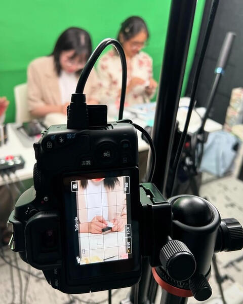 Live Engraving at L&#39;Oréal Paris STUDIO, MAY 2024