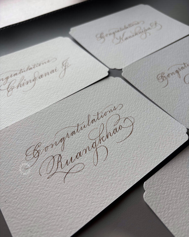 การ์ดแสดงความยินดี [Congratulations] ระบุชื่อผู้รับเป็นภาษาอังกฤษ เขียนในสไตล์ Calligraphy ด้วยหมึกวอลนัทสีน้ำตาล บนกระดาษวาดเขียน