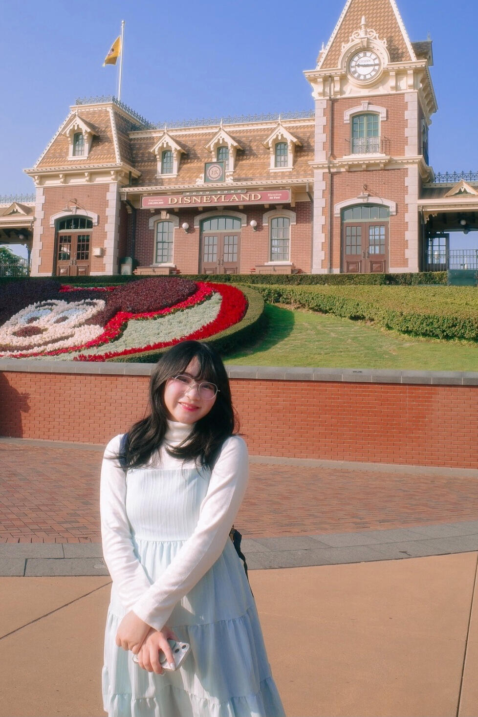 รูปโปรไฟล์ของศิลปินบนพื้นหลังสีขาวเทา